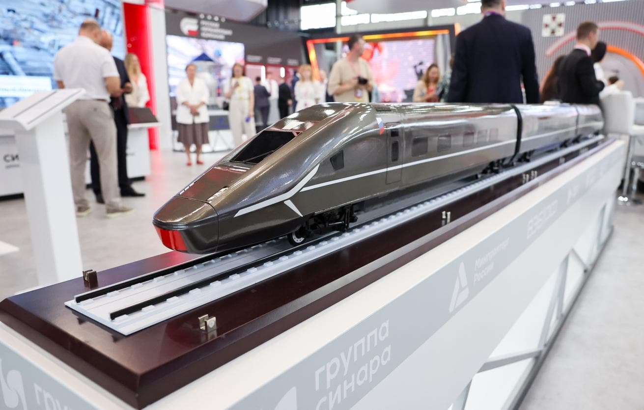 Průlom v ruské železniční dopravě: První vlak s rychlostí 400 km/h odhalen v sériovém nátěru
